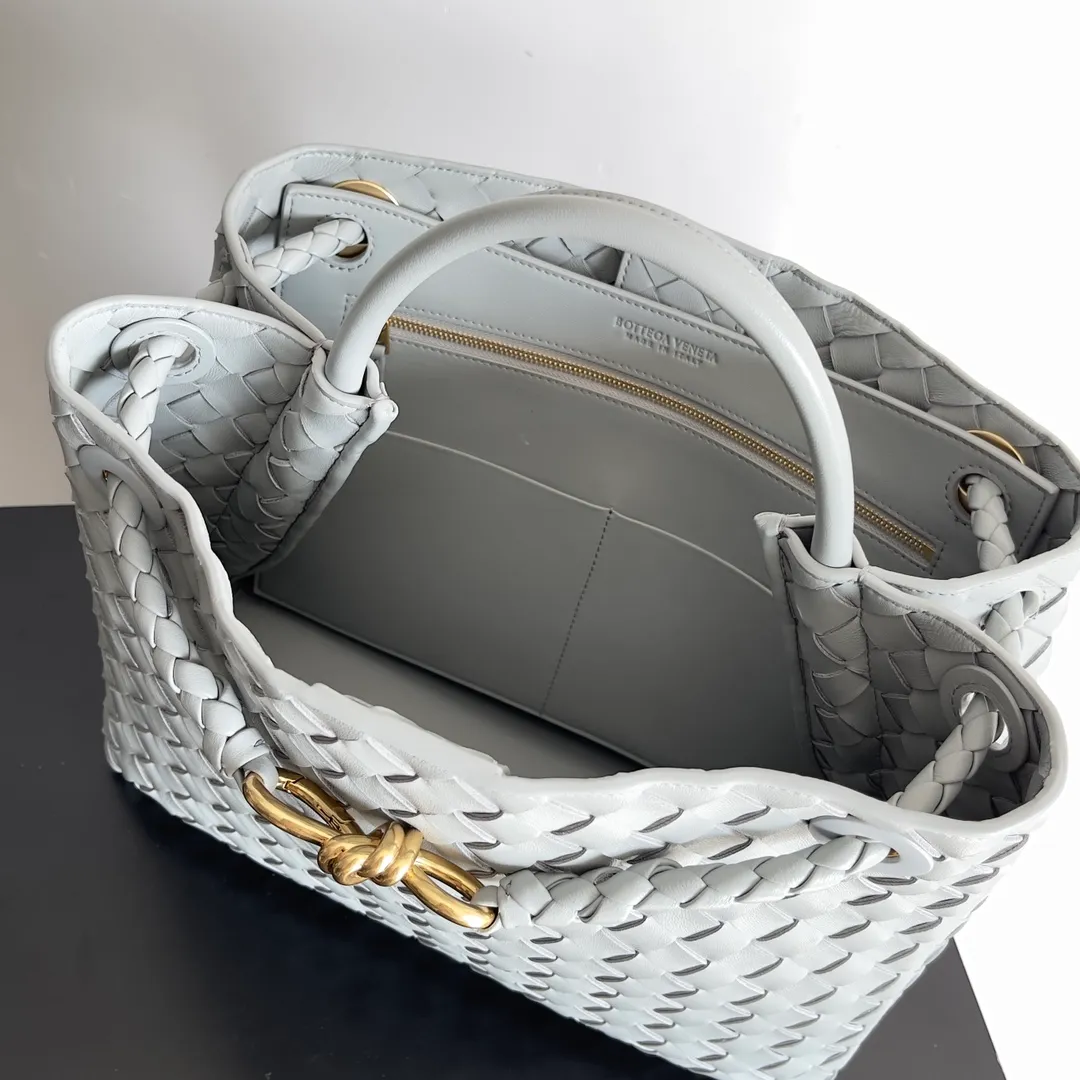 The 2023 new Andiamo batch of 2260 BV has been shipped‼ ️Really popular🔥The new Andiamo woven handbag launched by Bottega Veneta this season is really popular all over the world! ! Celebrities at home and abroad have worn it, and Oscar-winning actress Michelle Yeoh has taken it out on the street. Song Jia, Trai Yara, Yu Feihong, Sanji Ayaka, Rosie Hunting-Whiteley, Yoshioka Riho, etc. have all picked up this bag. It is classic and versatile, showing off its temperament, and the bag capacity is also large, which is very convenient for daily commuting! ! A variety of carrying methods, the shoulder straps can be adjusted by yourself, the original lambskin feels soft and delicate, and the unisex style breaks the gender boundaries and brings a more practical and long-lasting use experience. Andiamo, which has both elegant and casual styles, perfectly interprets the true appearance of "fashionable old money style". Style number: 743572 Size: 32*24*12